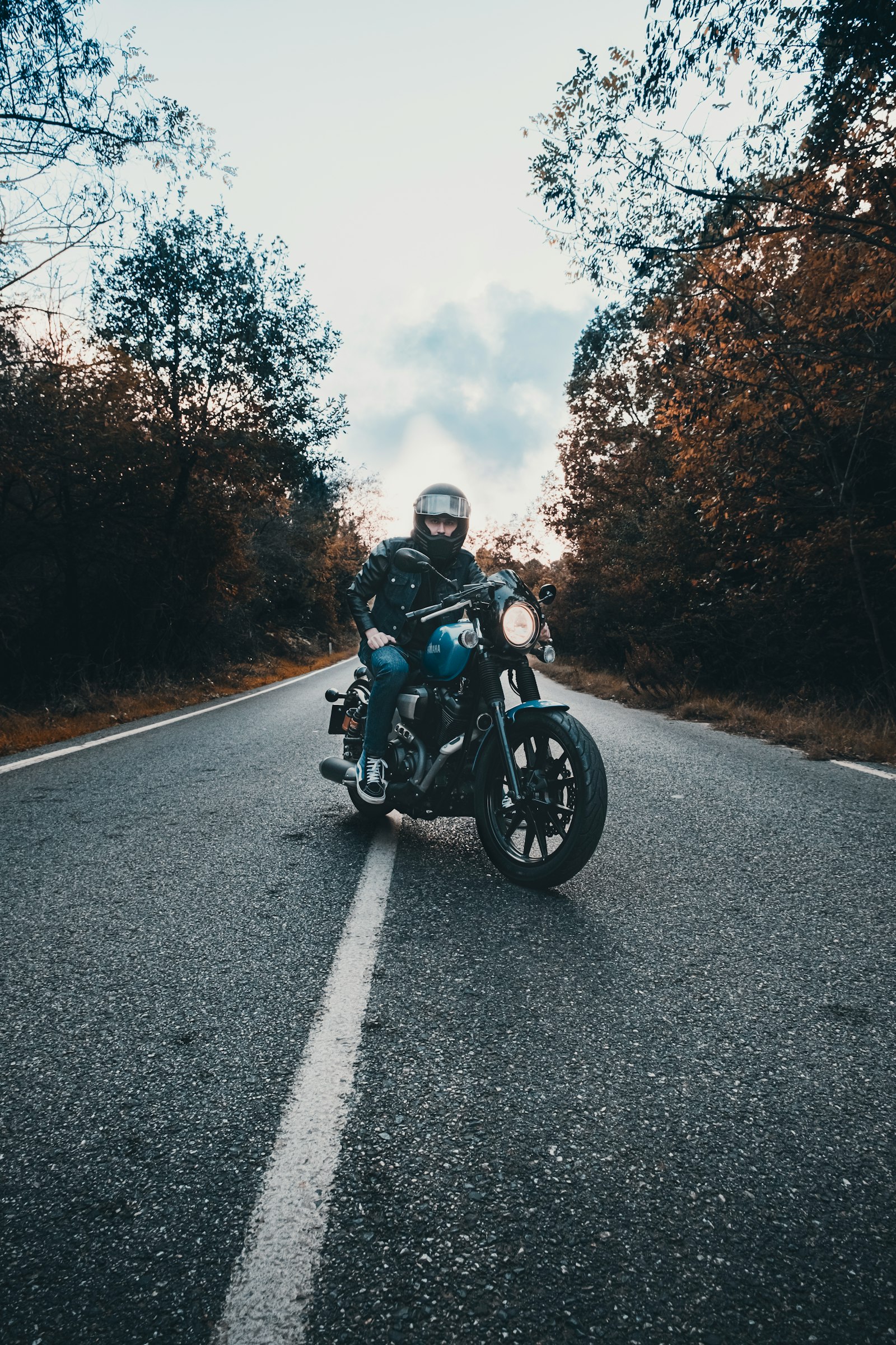 Motocicleta na estrada representando categorias de veículos aceitas em consórcio